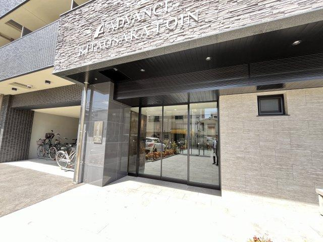 アドバンス北大阪ロワンのエントランス