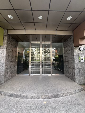 パレステュディオ新宿御苑のエントランス
