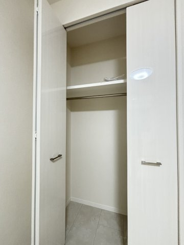 【エントランス】 | アルバガーデンセントラルコート伊都の杜 | 重厚感のあるエントランス。植木などは管理人さんによってきちんと管理されています