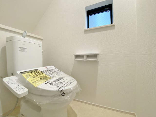 練馬区中村南1丁目 限定1棟のトイレ|小窓を設け明るく衛生的なトイレ
トイレは1階、2階それぞれ設置しているので忙しい朝にも便利です