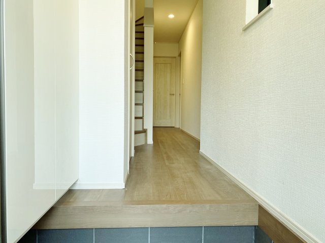 練馬区中村南1丁目 限定1棟の玄関|家の顔でもある玄関にはホールを設けゆとりある空間を演出しています