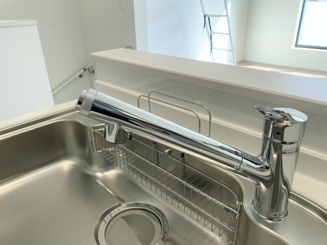練馬区中村南1丁目 限定1棟のキッチン|浄水器付き水栓で、料理や飲み水に安心のクリーンな水を使用できます