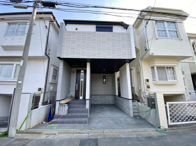 練馬区中村南1丁目 限定1棟の外観|LDK17.06帖+4部屋+ロフト+カースペース
西武新宿線「都立家政」駅徒歩8分の好立地
建築中につきモデルハウスもご案内します♪