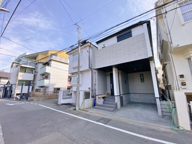 練馬区中村南1丁目 限定1棟の前面道路含む現地写真|北側約6.0ｍ公道に面する整形地
広々した前面道路は開放感を与えてくれます
お車の出し入れもし易い道路です