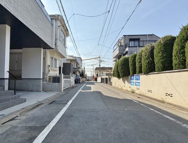 練馬区中村南1丁目 限定1棟の前面道路含む現地写真|北側約6.0ｍ公道に面する整形地
広々した前面道路は開放感を与えてくれます
お車の出し入れもし易い道路です