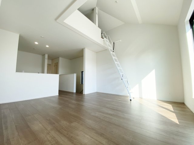 練馬区中村南1丁目 限定1棟の前面道路含む現地写真|北側約6.0ｍ公道に面する整形地
広々した前面道路は開放感を与えてくれます
お車の出し入れもし易い道路です