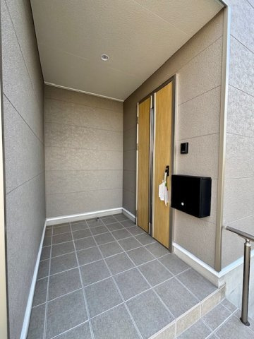 筑後市下北島第5　1号棟の玄関|木目調のドアは人気です♪