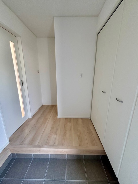 筑後市下北島第5　1号棟の玄関|明るい玄関は「ただいま！」「おかえり！」が聞こえる明るい家庭が目に浮かびますね♪