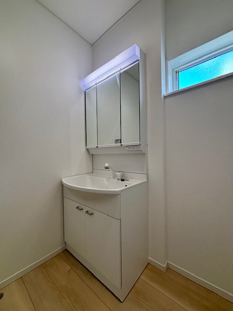 筑後市下北島第5　1号棟の独立洗面台|明るい洗面台は毎朝の歯磨きも快適にできますね♪