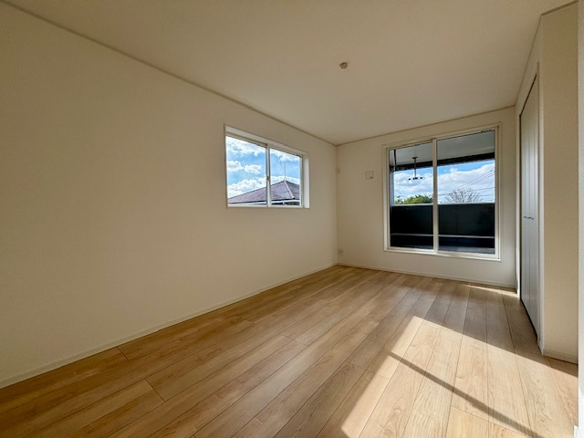 筑後市下北島第5　1号棟の洋室|2面採光で明るく風通しの良い洋室。バルコニーにも出入りでき、プライベートな時間を心地よく過ごせます。