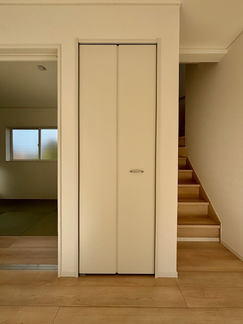 筑後市下北島第5　1号棟の収納|リビングの収納も便利ですね♪