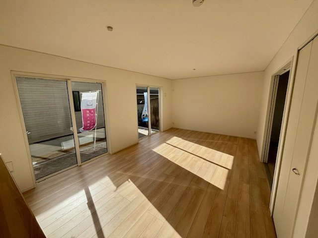 筑後市下北島第5　1号棟の居間・リビング|開放感あふれるLDKは家族が自然と集まる心地よい空間です。シンプルな内装で家具の配置も自由自在、暮らしに合わせてアレンジ可能です