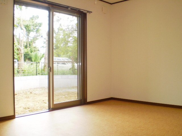 ガーデン柏井Ⅴの居間・リビング|大変きれいな室内です。