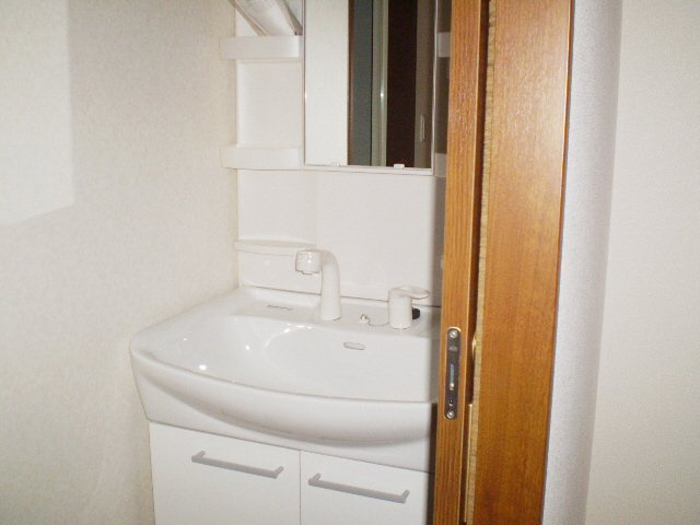 ガーデン柏井Ⅴの洗面所|独立洗面台付いてます。