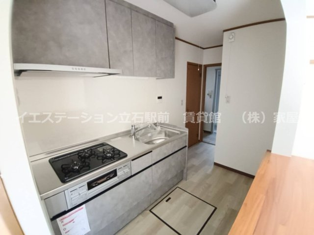 東立石3丁目貸住宅のキッチン|便利な3口システムキッチン導入。