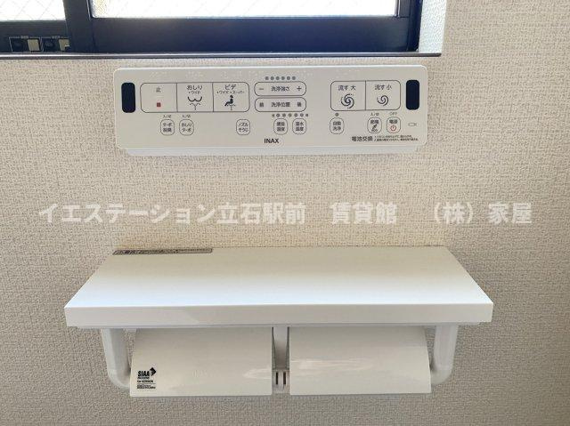 東立石3丁目貸住宅の設備|便利な棚付きペーパーホルダーです。
