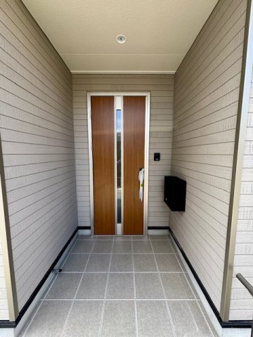 筑後市下北島第5　2号棟の玄関|明るい玄関は「ただいま！」「おかえり！」が聞こえる明るい家庭が目に浮かびますね♪