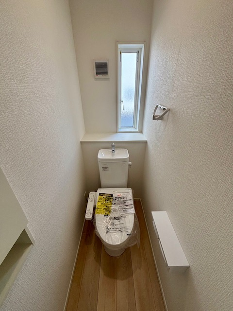 筑後市下北島第5　2号棟のトイレ|窓付きのトイレはあかるくていいですね♪