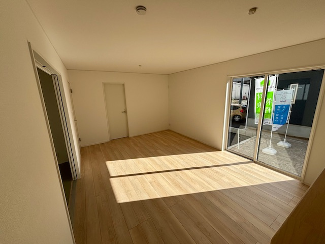 筑後市下北島第5　2号棟の居間・リビング|開放感あふれるLDKは家族が自然と集まる心地よい空間です。シンプルな内装で家具の配置も自由自在、暮らしに合わせてアレンジ可能です。