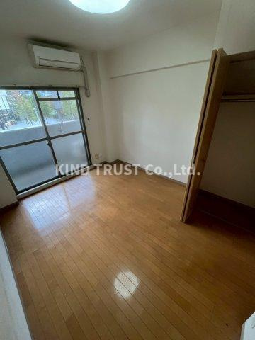 エスリード新梅田の居間・リビング|こちらのリビングで趣味の時間をお楽しみください