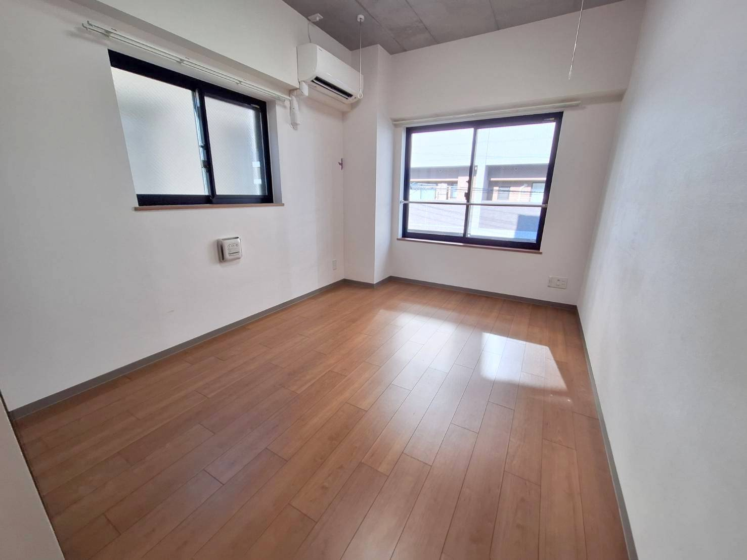 Ｐａｒｋ Ｂｅａｒ立川錦町の居間・リビング|★２面採光の洋室★