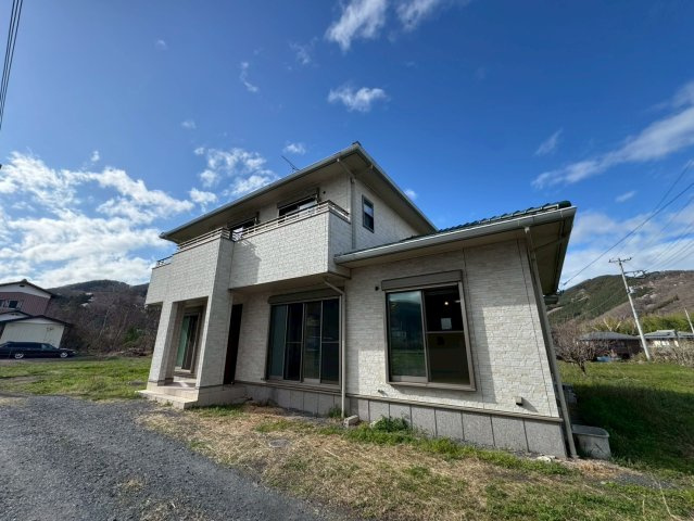 -三丁目不動産-　秩父郡長瀞町中野上　平成25年築　県民共済の前面道路含む現地写真