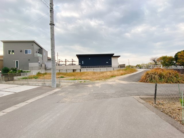 東海市養父町八王子の前面道路含む現地写真