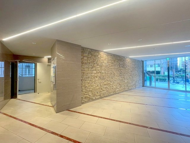 セレニテ新大阪カルムのエントランス