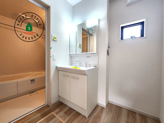 福岡市東区舞松原3丁目第1-3棟(2号棟)の脱衣所|ゆとりの洗面スペースで朝の身支度もスムーズに。暮らしを快適に変えるシャワー付洗面台です！