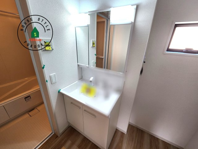 福岡市東区舞松原3丁目第1-3棟(2号棟)の独立洗面台|毎日使うものだから清潔な空間を保ちたい水回り。洗面にはそんな願いを解消させてくれる収納アイデアが満載です。三面鏡の裏側にはキャビネットが現れ小物から背の高い物まで収納できます。