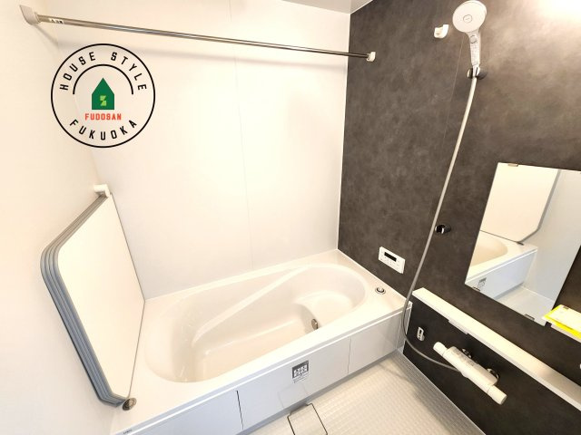 福岡市東区舞松原3丁目第1-3棟(2号棟)の浴室|1日の疲れを癒してくれる広々バスルーム。雨の日のお洗濯にも大活躍な浴室乾燥機付です！