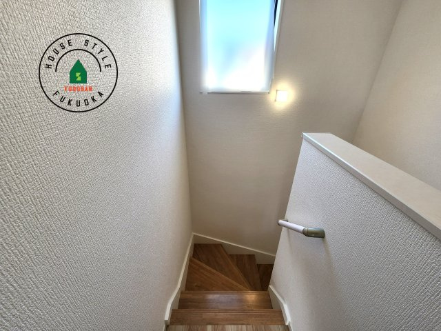 福岡市東区舞松原3丁目第1-3棟(2号棟)の内装|＜手すり付階段＞手すりがないと階段の昇り降りで危険なことはもちろん、壁に手をつきながら歩くことで壁紙が汚れやすくなります。すべての方に快適に昇り降りしていただくため、手すりを設置しました。