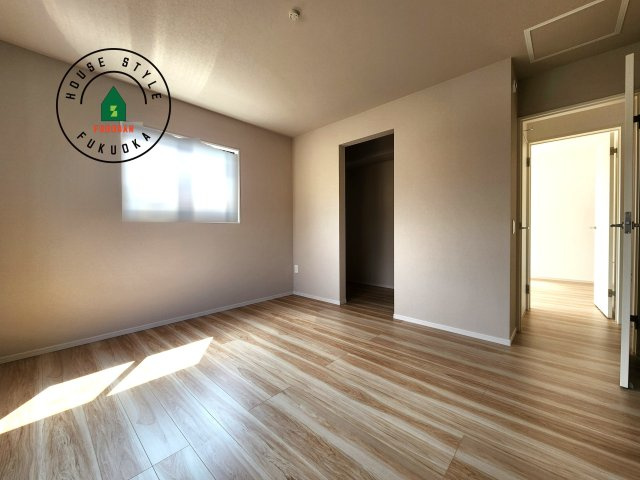 福岡市東区舞松原3丁目第1-3棟(2号棟)の寝室|主寝室には収納力に優れたクローゼットがありますので、お部屋もすっきり片付きます。