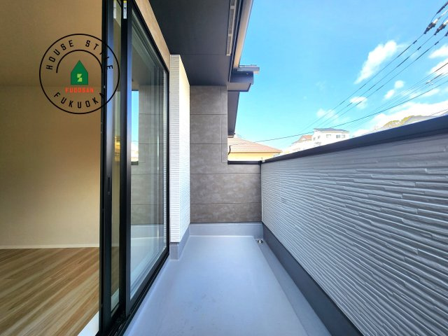 福岡市東区舞松原3丁目第1-3棟(2号棟)のバルコニー|風をしっかりと感じられるバルコニーでは、毎日が洗濯日和です。広々としているので洗濯も楽しくなるでしょうし、気分転換にバルコニーからの眺めを楽しむのもいいでしょう。