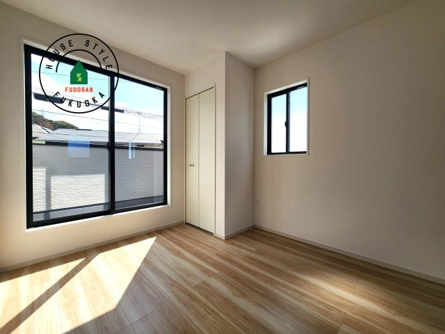 福岡市東区舞松原3丁目第1-3棟(2号棟)の洋室|採光良好な洋室は全居室、複層ガラスの遮熱効果と断熱効果で、一年中快適に過ごせます。