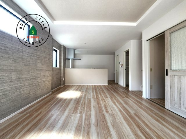 福岡市東区舞松原3丁目第1-3棟(2号棟)の居間・リビング|キッチンからリビングをしっかり確認できます。家族の笑顔があふれる空間になりそうですね。