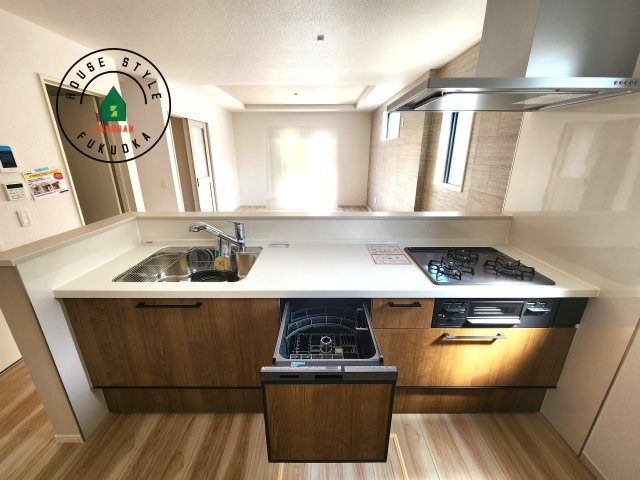 福岡市東区舞松原3丁目第1-3棟(2号棟)のキッチン|ご家族を近くに感じられる対面キッチンのLDK。会話もはずみそうですね。