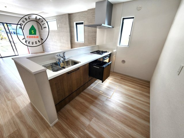 福岡市東区舞松原3丁目第1-3棟(2号棟)のキッチン|ダイニングテーブルへの配膳がラクラク、お料理はかどるカウンター付きシステムキッチン！