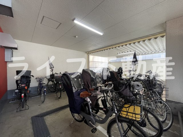 サンメゾンの駐車場|駐車場に車を止められます