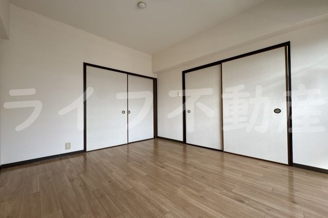 サンメゾンの洋室|落ち着いた色調の洋室です