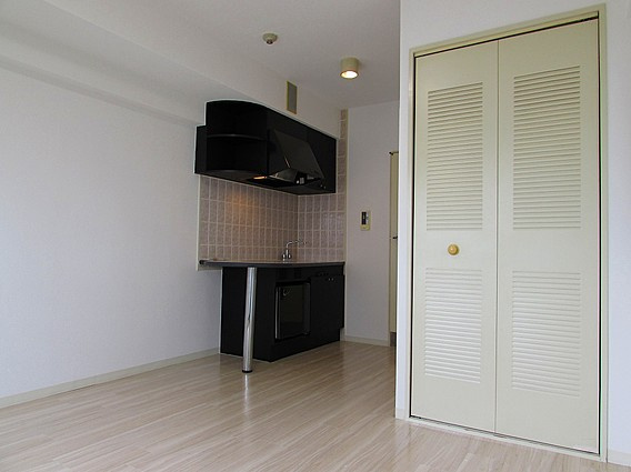 グランデール新神戸の洋室