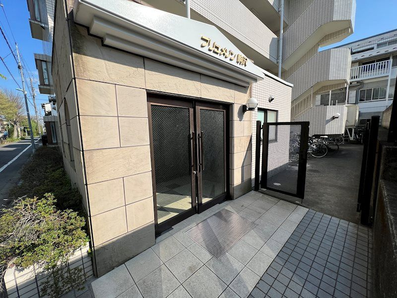 プリュメゾン駒沢のエントランス