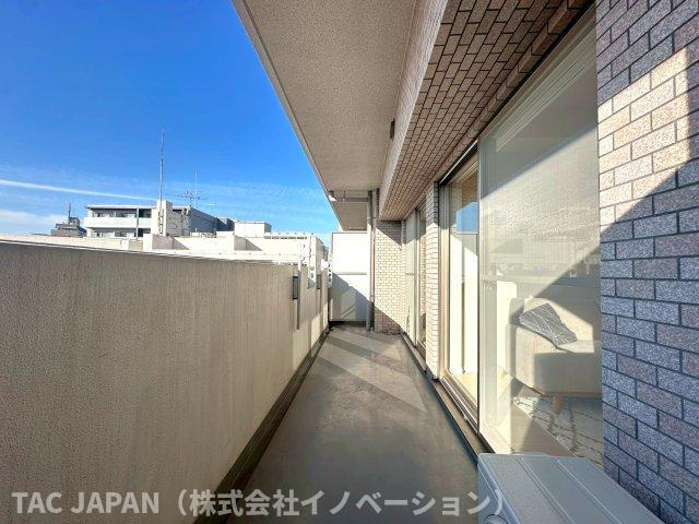 キャッスルマンション亀戸立花弐番館のバルコニー|東京スカイツリーを正面に臨む開放的なワイドバルコニー。風通しも良く不思議と空が近く感じられます。