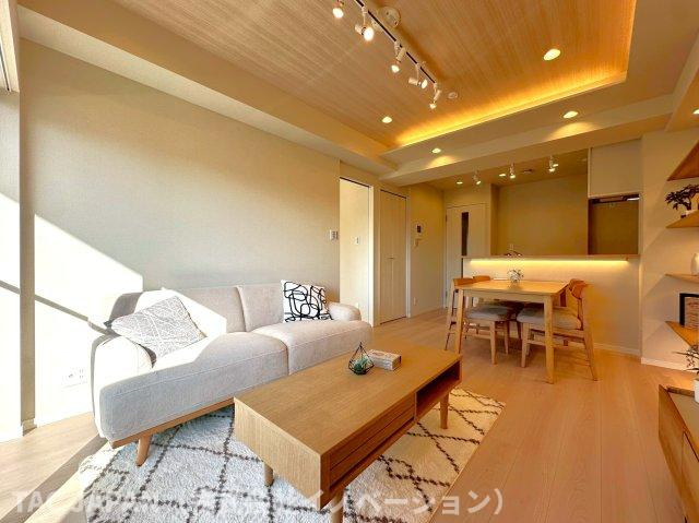 キャッスルマンション亀戸立花弐番館の居間・リビング|楽しそうな笑い声がいまにも聞こえてきそうなリビングスペース。水回りの設備機器をはじめ、床や壁・天井やコンセントやスイッチ類まで全て新品交換した丁寧なリフォームにより明るく上質な空間が創造されています。