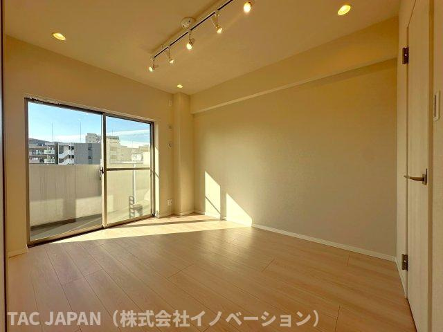 キャッスルマンション亀戸立花弐番館の洋室|バルコニーに面しウォークインクローゼットを備える主寝室（約５．８帖）。キングサイズのベッドを置いても余裕が感じられます。