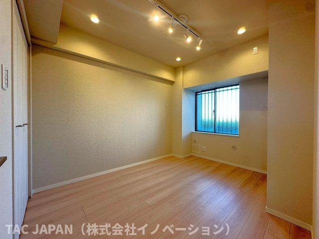 キャッスルマンション亀戸立花弐番館の洋室|大きな収納が魅力の洋室（約５．５帖）。