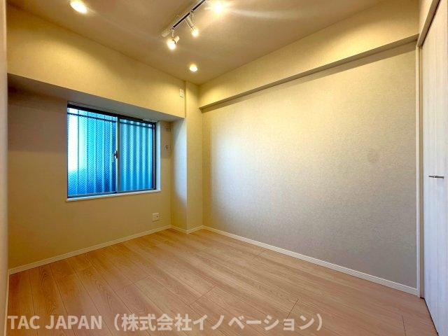 キャッスルマンション亀戸立花弐番館の洋室|全てのお部屋に窓と収納、エアコンの設置が可能ですので広さを問わず快適にお過ごしいただけます。
※洋室（約５．０帖）を撮影。