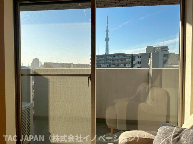キャッスルマンション亀戸立花弐番館の居間・リビング|【東京スカイツリーを望む日常を】
リビングの窓正面に東京スカイツリーを望む良ロケーション。近すぎず座った状態で先端がしっかり見られるのもポイントです。