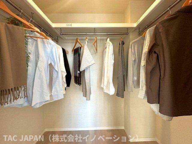 キャッスルマンション亀戸立花弐番館の収納|箱や衣装ケースをマルっと収納できる主寝室（約５．８帖）内のウォークインクローゼット。