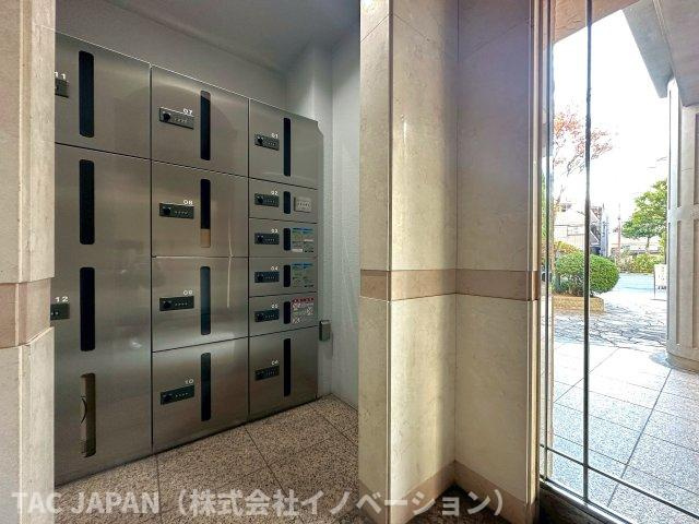 キャッスルマンション亀戸立花弐番館のエントランス|【宅配ボックス】
エントランスに不在時でも荷物を受け取れる宅配ボックスを完備しています。